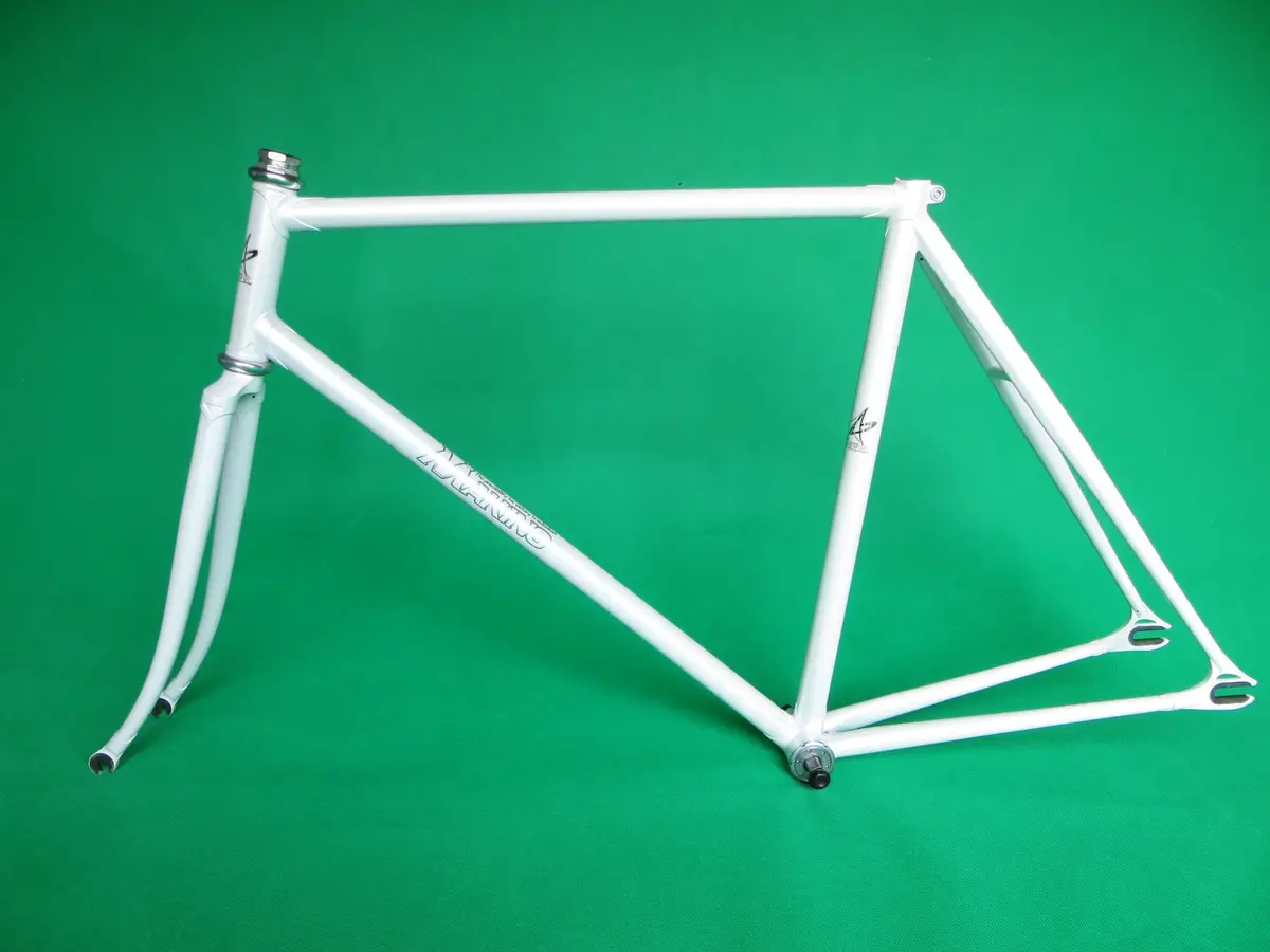 Makino // White 2013 // 53Cm 1