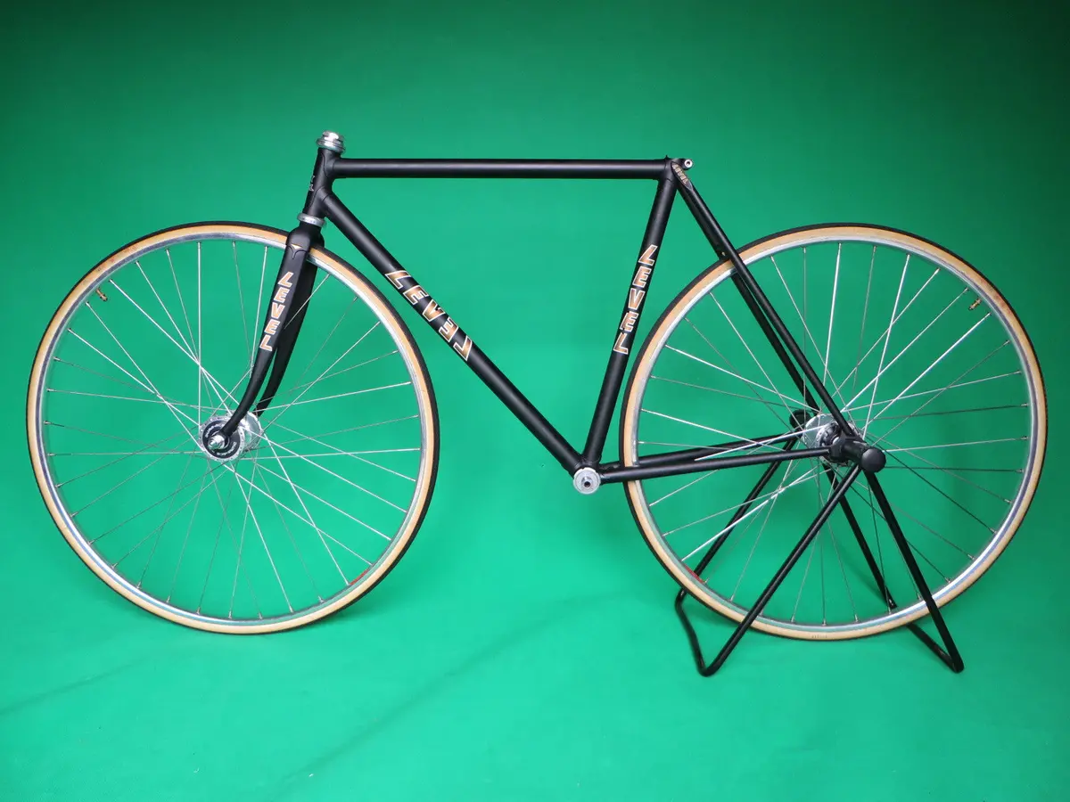Level | Matte Black | 2013 | 50.5Cm 1