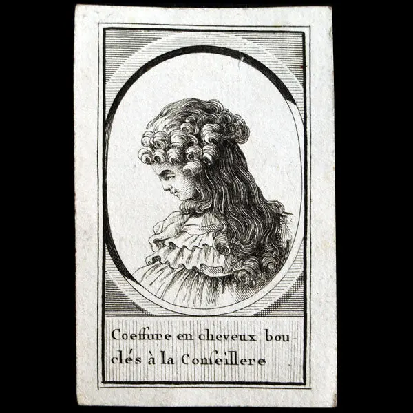 Gallerie Des Modes Et Costumes Français, 13Ème Suite De Coiffures, Coiffure En Cheveux Bouclés À La Conseillère (1785) 1