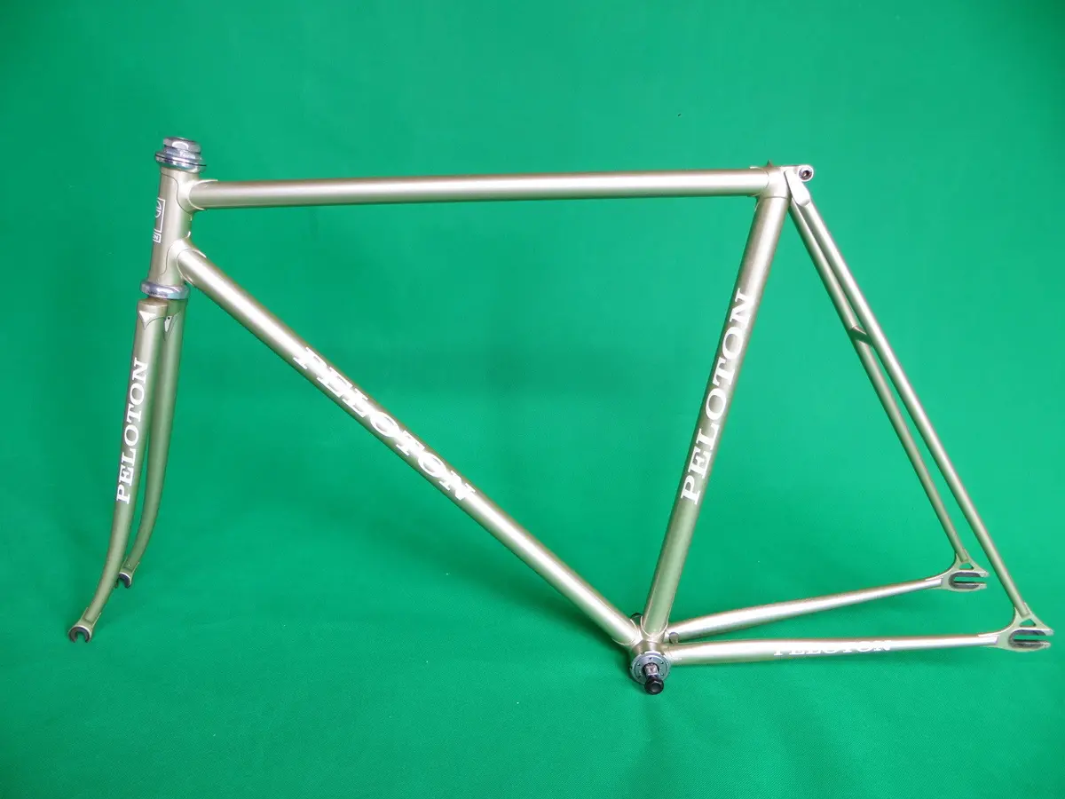 Peloton // Goldish-Silver // Sloping // 53Cm 1