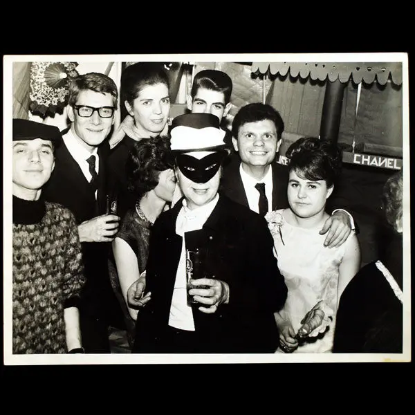 Yves Saint-Laurent Entouré De Ses Catherinettes (1964) 1