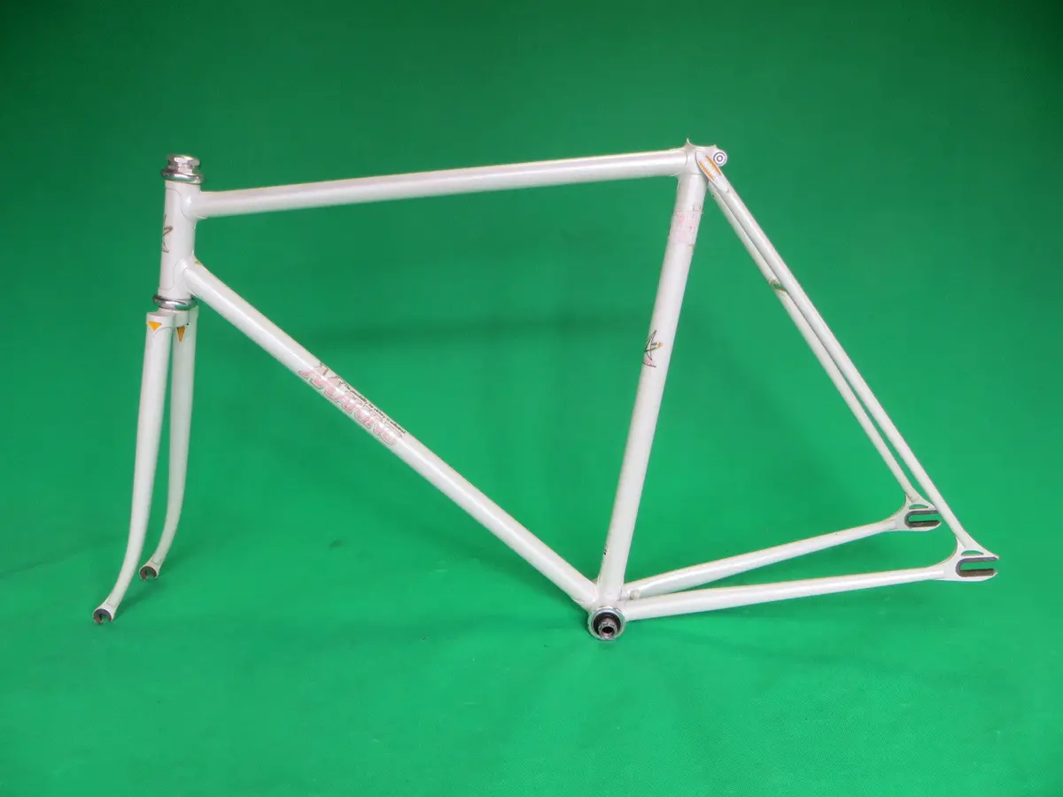 Makino // White 2003 // 53Cm 1