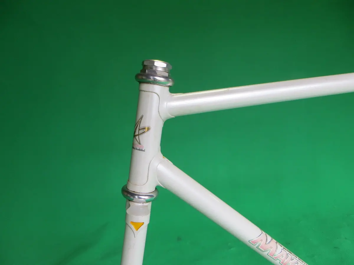 Makino // White 2003 // 53Cm 2
