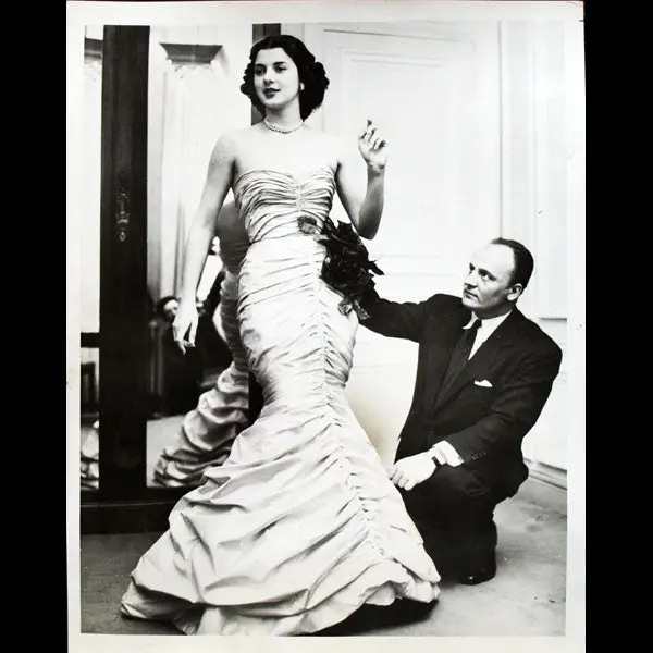 Pierre Balmain En Essayage Avec Janine Holland, The Maid Of Cotton (1951) 1