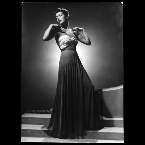Robe Du Soir De Lucien Lelong, Photographie D'époque Du Studio Dorvyne (Circa 1935) 1