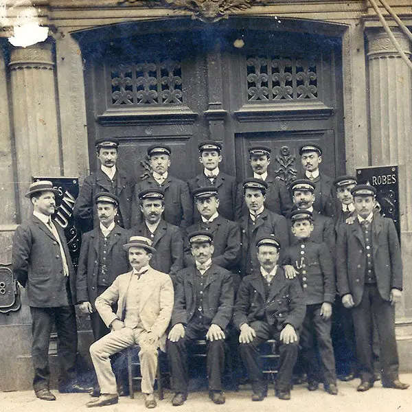 Paquin - Le Personnel Masculin Pose Devant La Maison De Couture, 3 Rue De La Paix À Paris (Circa 1905-1910) 2