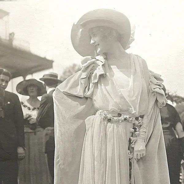 Frères Seeberger - La Mode Aux Courses, Photographie D'une Élégante (Circa 1920) 2