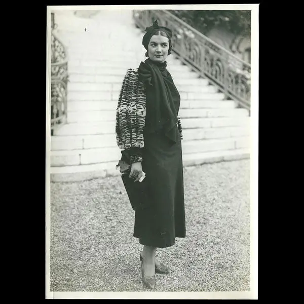 Une Femme Elégante, La Mode À Longchamp, Photographie De L'agence Meurisse (Circa 1935) 1