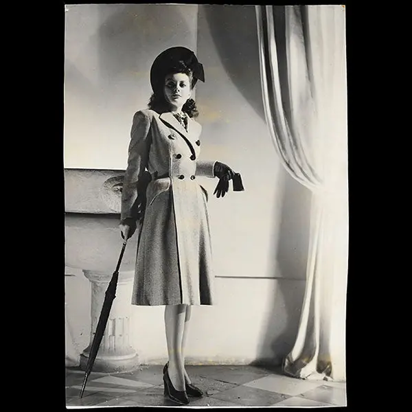 Lucien Lelong - Robe Portée Par La Mannequin Maggy Sarragne, Photographie De Lavoisier (Circa 1948) 1