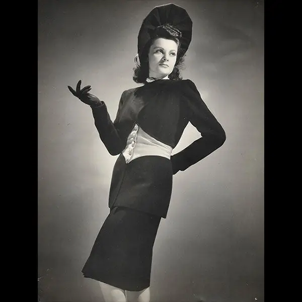 Jean Patou - Ensemble Porté Par La Mannequin Maggy Sarragne (Circa 1946) 1