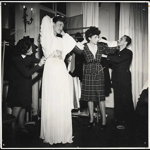 Jacques Fath - Essayage D'une Robe Du Soir, Photographie De Seeberger (1944) 1