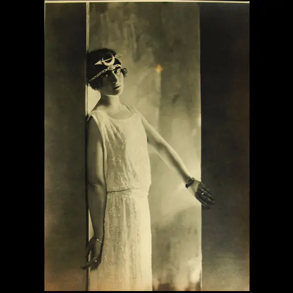 Portrait De Madame Simone De Caillavet Stoicesco Maurois Posant Dans Une Robe De Lucien Lelong (1922) 1