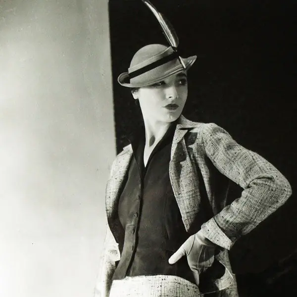 Tailleur Stop De Lucien Lelong, Chapeau De Suzy, Photographie D'époque Du Studio Deutsch (Circa 1935) 2