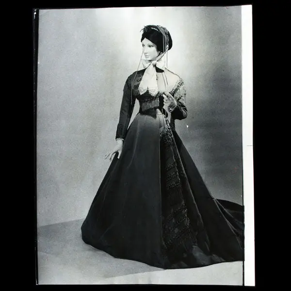 Worth - Robe Pour Mrs Silas B. Cobb, Créée Par Charles Frederick Worth En 1866 (1974) 1