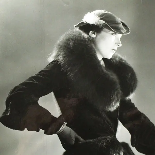 Taileur Blue Fox De Lucien Lelong, Chapeau De Suzy, Photographie D'époque Du Studio Deutsch (Circa 1935) 2