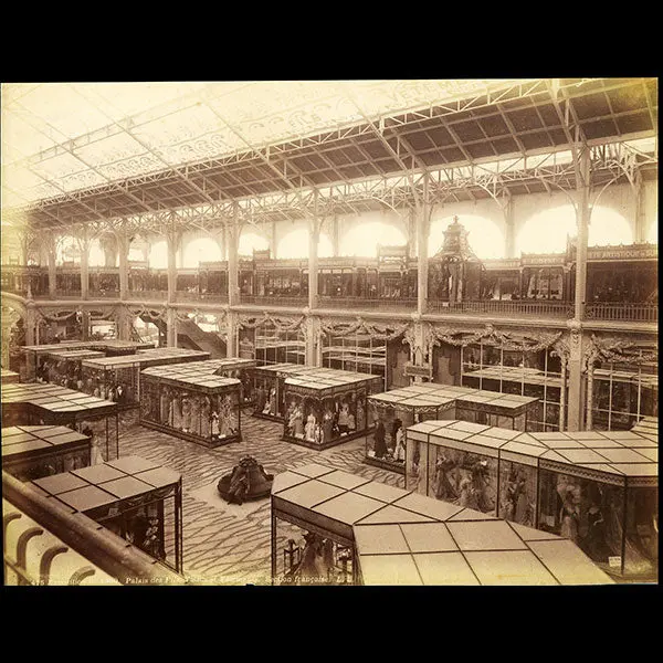Exposition Universelle De Paris - La Section Française Du Palais Des Fils, Tissus Et Vêtements (1900) 1