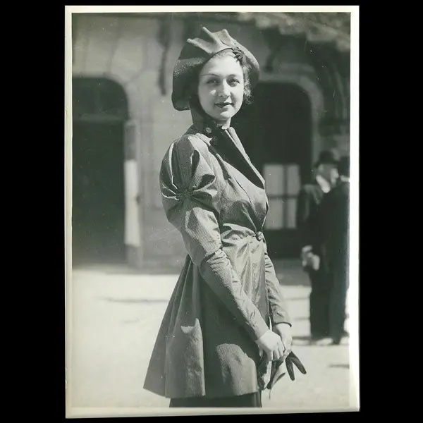 Une Femme Elégante, La Mode À Longchamp, Photographie De L'agence Meurisse (Circa 1935) 1