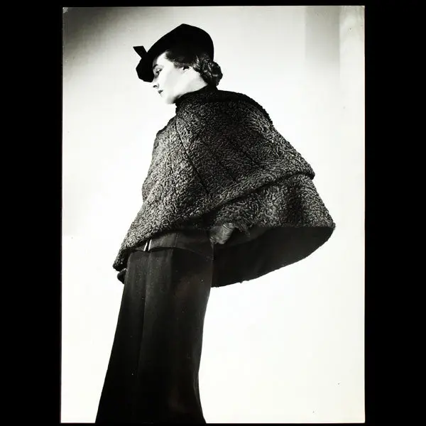 Cape D'astrakan De Lucien Lelong, Photographie D'époque Du Studio Deutsch (Circa 1935) 1