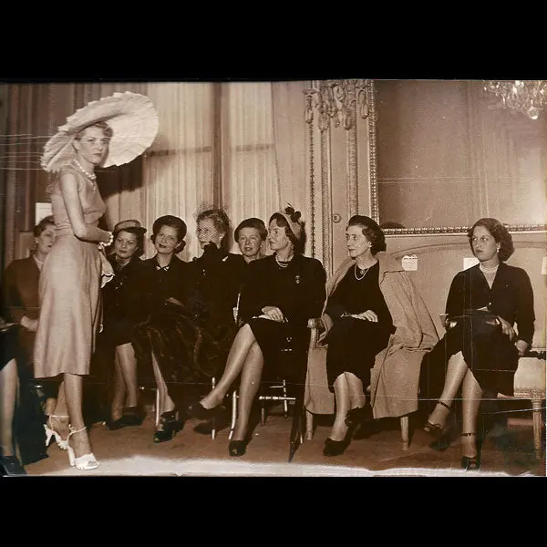 Défilé Dans Les Salons De Molyneux, Rue Royale À Paris, Photographie De Presse D'époque (1950) 1