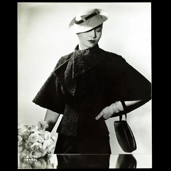 Manteau D'astrakan De Lucien Lelong, Photographie D'époque De D'ora (Circa 1935) 1