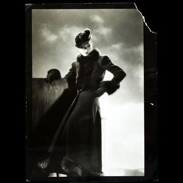 Manteau Artaban De Lucien Lelong, Chapeau De Suzy, Photographies D'époque Du Studio Pestre (Circa 1935) 2