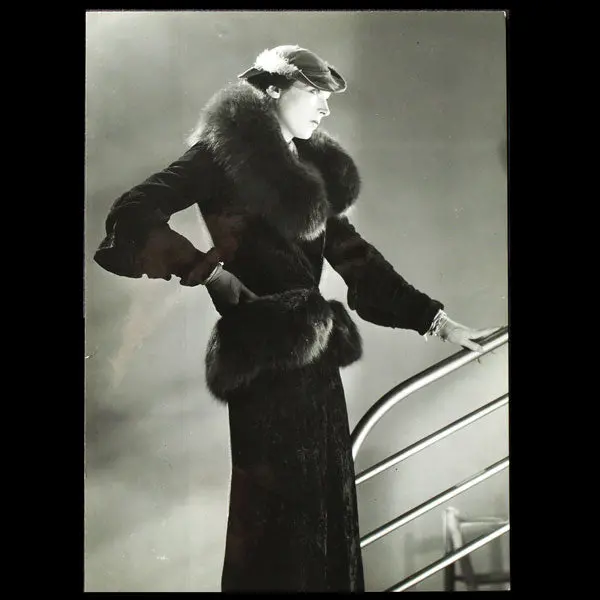 Taileur Blue Fox De Lucien Lelong, Chapeau De Suzy, Photographie D'époque Du Studio Deutsch (Circa 1935) 1