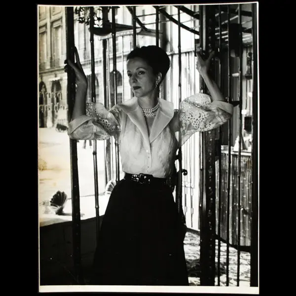 Ensemble De Schiaparelli Présenté Dans La Boutique De La Place Vendôme (Circa 1950) 1