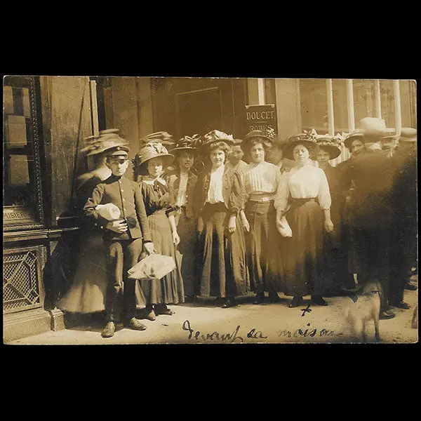 Doucet - Employées Posant Devant La Maison De Couture, 21 Rue De La Paix À Paris (Circa 1910) 1