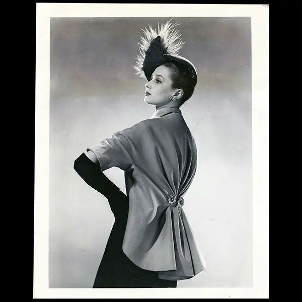 Veste De Schiaparelli Ornée De Boutons Boucheron En Diamants (1948) 1