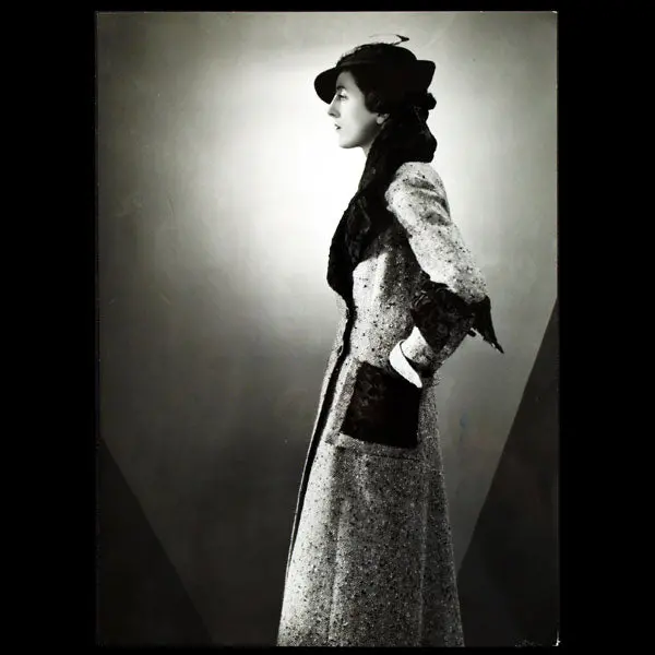 Redingote Minouche De Lucien Lelong, Chapeau De Suzy, Photographie D'époque Du Studio Luigi Diaz (Circa 1935) 1