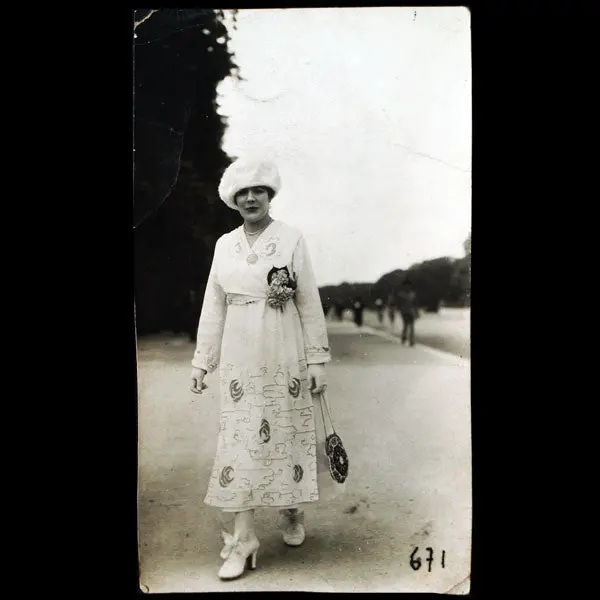 Une Femme Elégante Au Bois, La Mode Au Bois, Photographie Des Frères Seeberger (Circa 1920) 1