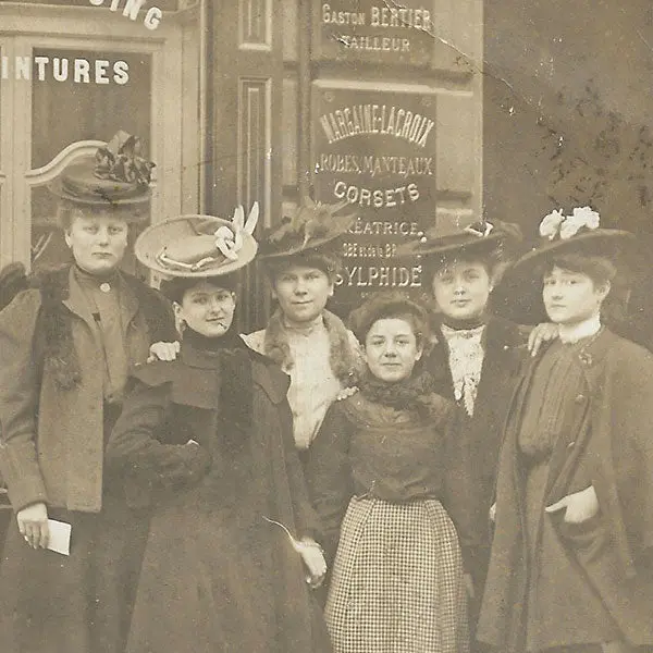 Margaine-Lacroix - Personnel Posant Devant La Façade Du 19 Boulevard Haussman À Paris (1906) 2