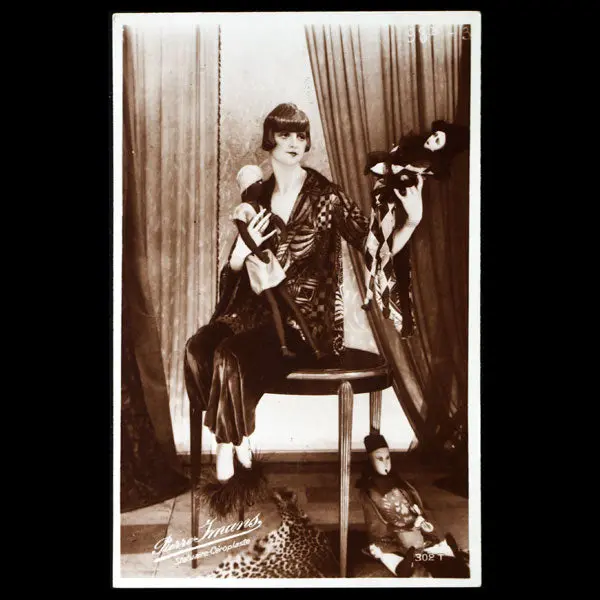 Pierre Imans - Carte Publicitaire D'un Mannequin D'une Jeune Femme Aux Poupées (Circa 1929) 1