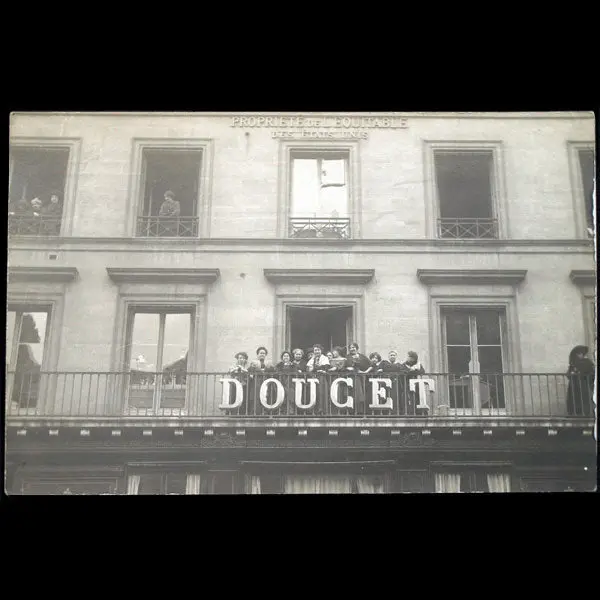 Doucet - Personnel De La Maison Jacques Doucet Au Balcon De La Maison 21 Rue De La Paix À Paris (1910) 1