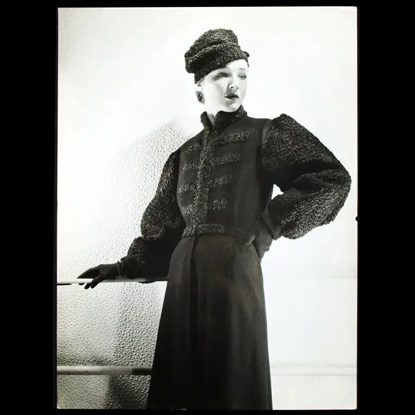 Manteau D'astrakan De Lucien Lelong, Photographie D'époque Du Studio Deutsch (Circa 1935) 1