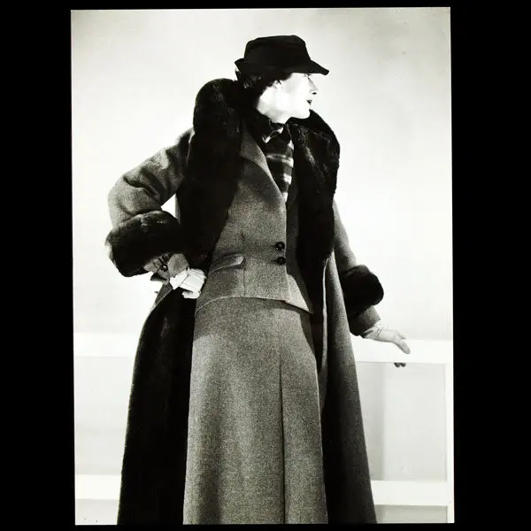 Tailleur De Lucien Lelong, Photographie D'époque Du Studio Deutsch (Circa 1935) 1