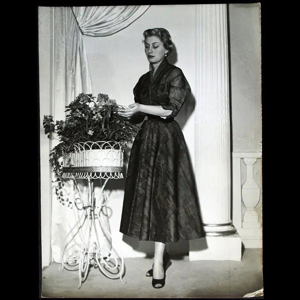 Modèle Libellule, Robe D'organza Noir De Carven, Photographie De Presse (1953) 1