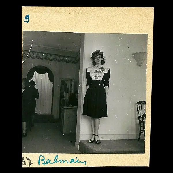 Balmain - Essayage Chez Balmain, Photographie Du Studio Jean Prevel (1946) 1