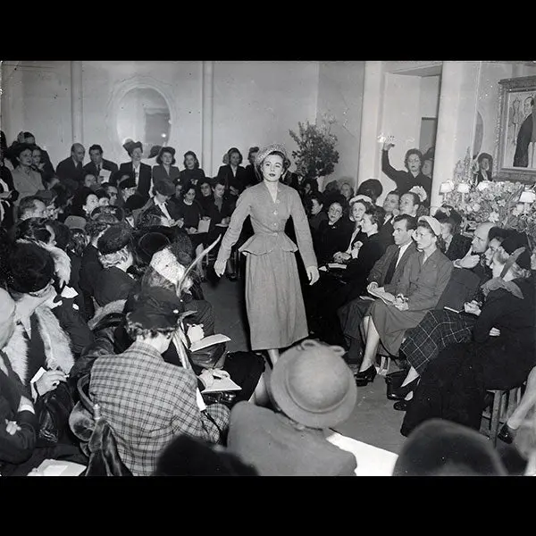 Jean Desses - Défilé Du Modèle 317 De La Collection De Printemps (Circa 1945) 1