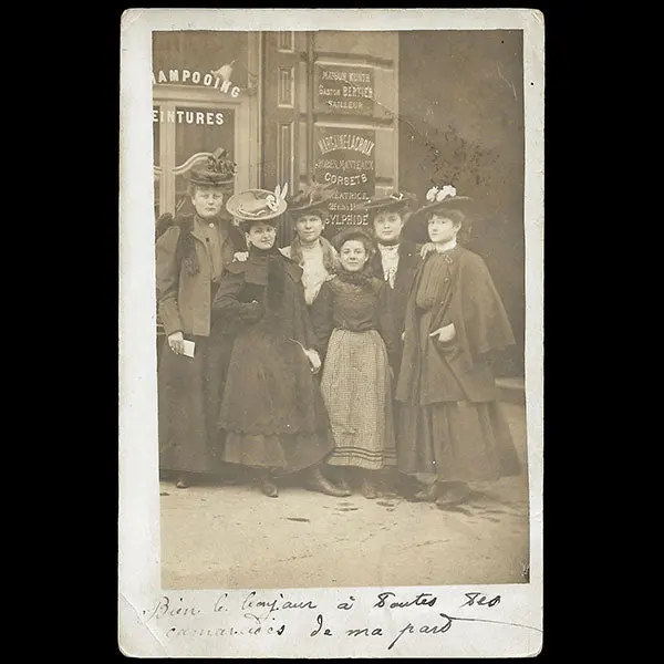 Margaine-Lacroix - Personnel Posant Devant La Façade Du 19 Boulevard Haussman À Paris (1906) 1