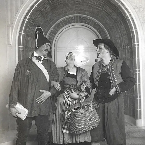 Vionnet - Employés Fêtant La Sainte-Catherine Déguisés En Bretons Par Thérèse Bonney (1924) 2