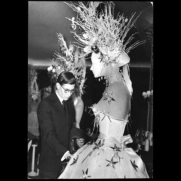 Yves Saint-Laurent Préparant Les Mannequins De Noël De La Maison Dior (1957) 1
