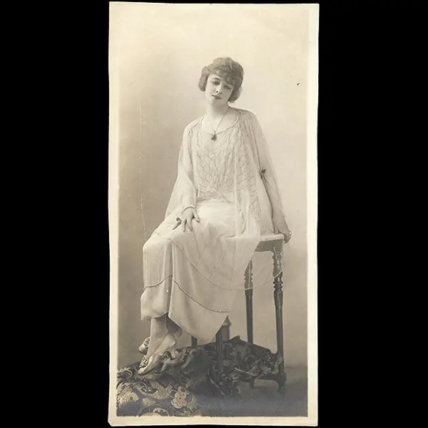 Lanvin - Jane Renouardt En Robe De Mousseline Brodée, Photographie De Reutlinger Pour La Couverture De La Revue Les Modes (1917) 2