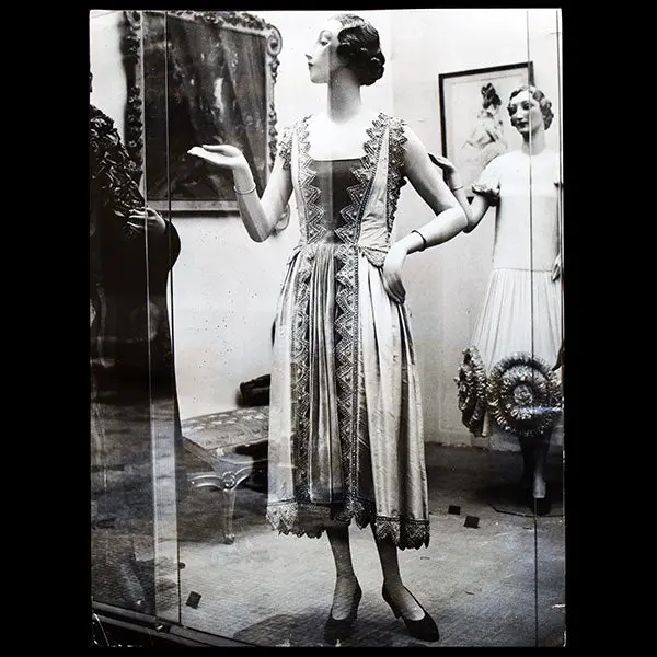 Modèles De Jeanne Lanvin À L'exposition Le Décor De La Vie De 1900 À 1925 (1937) 1