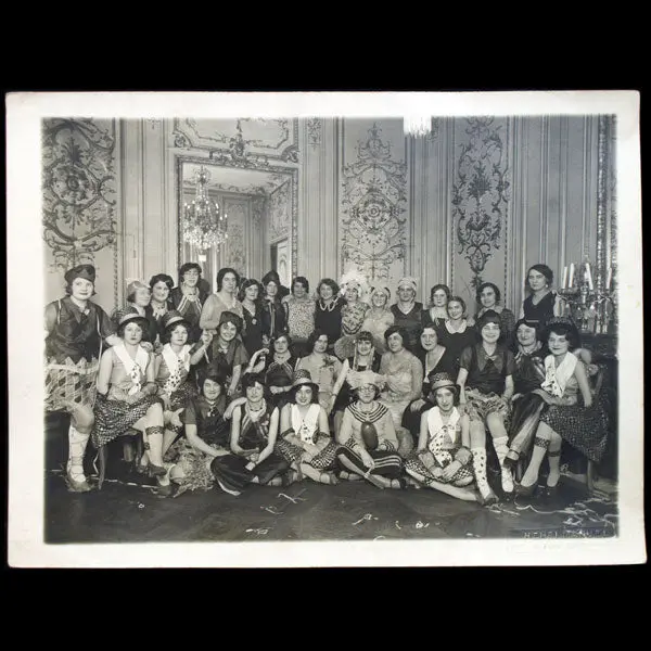 Lucien Lelong Entouré De Ses Catherinettes (1920'S) 2