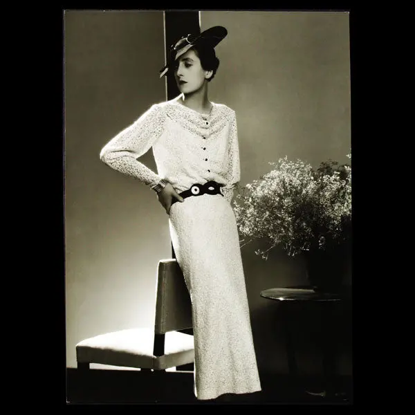 Robe De Dentelle De Lucien Lelong, Photographie D'époque Du Studio Dorvyne (Circa 1935) 1