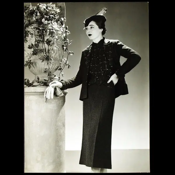 Tailleur Gamin De Lainage Bleu De Lucien Lelong, Chapeau De Suzy, Photographie D'époque Du Studio Dorvyne (Circa 1935) 1