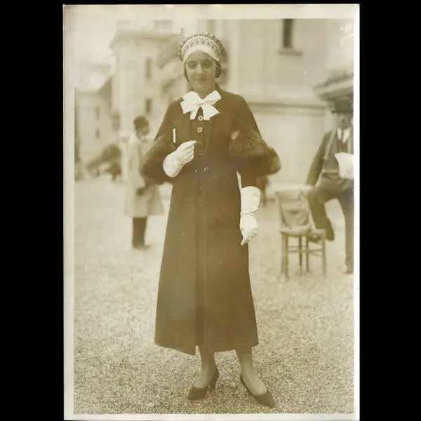 Une Femme Elégante, La Mode À Longchamp, Photographie De L'agence Meurisse (Circa 1935) 1