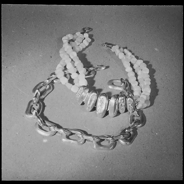 Line Vautrin - Deux Colliers Dont La Danse Sur Le Volcan, Photographie De Crespi (1947) 1