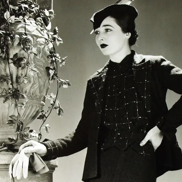 Tailleur Gamin De Lainage Bleu De Lucien Lelong, Chapeau De Suzy, Photographie D'époque Du Studio Dorvyne (Circa 1935) 2